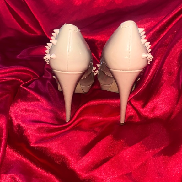 Beautiful, nude patent leather spiked platform pumps. Women’s size 8.5 US. - Picture 4 of 4